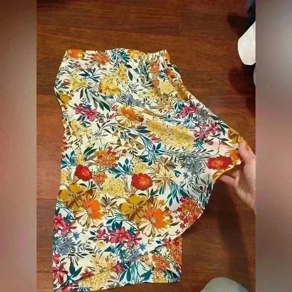 Status by Chenault Print floral
Midi Skirt size SMALL - Picture 4 of 6